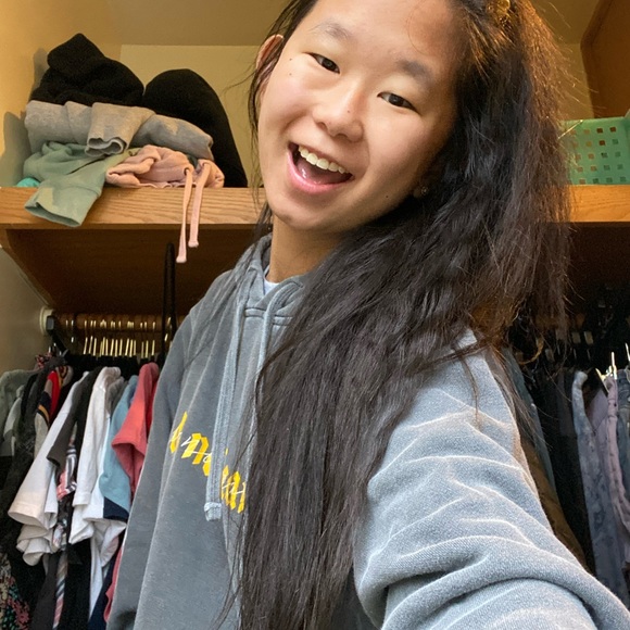 ♡ Meet your Posher, Rae ♡ - Picture 2 of 3